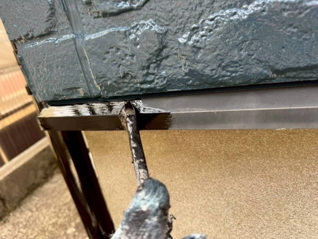 【タッチアップ】<br />
細かな補修や塗装ムラを確認し、仕上がりを整えました。<br />
<br />
タッチアップはローラーで塗料を綺麗に均一に塗布するため重要な作業です。
